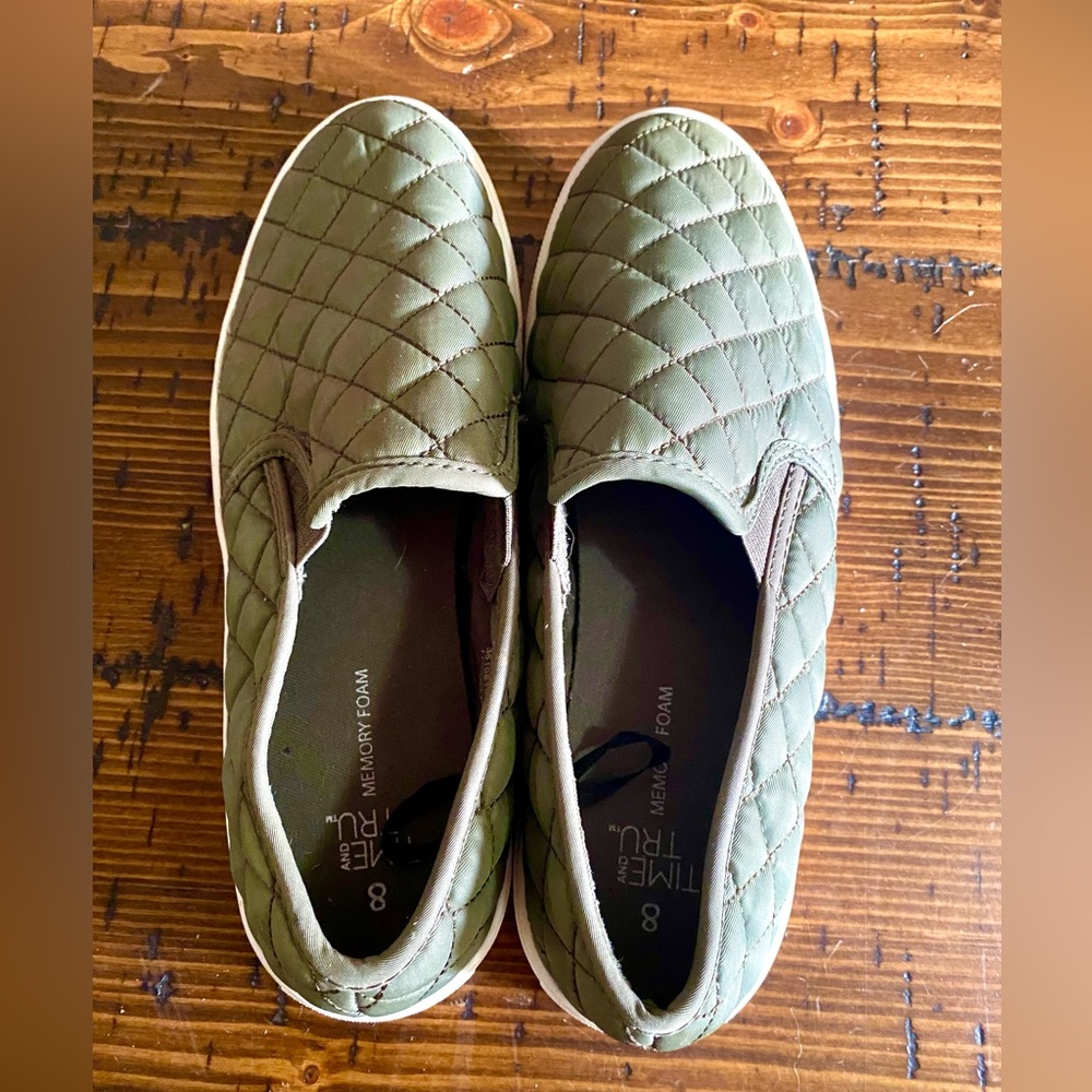 Time and Tru Women’s Twin Gore Slip On Quilted Shoes
